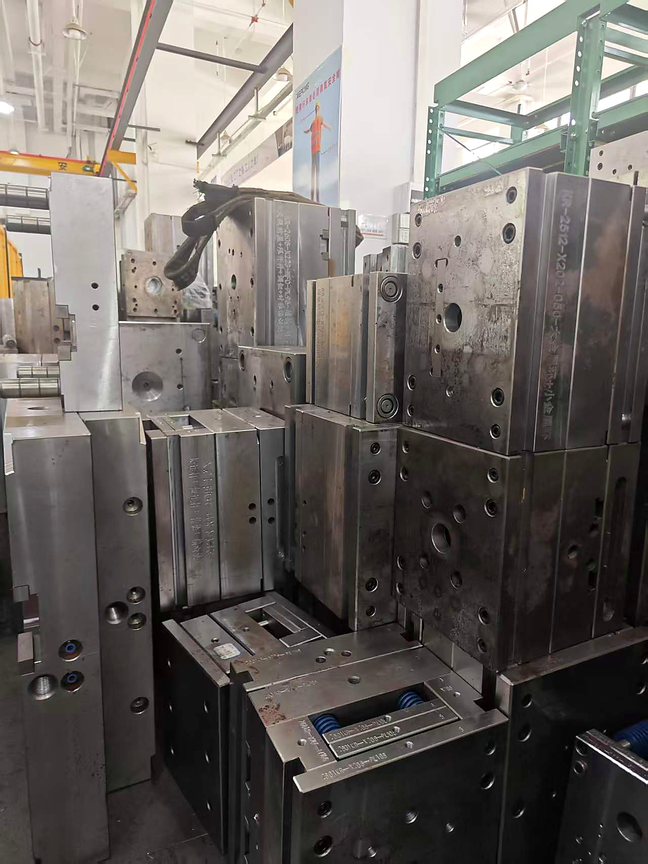 Industrial mold components in the Seashen workshop